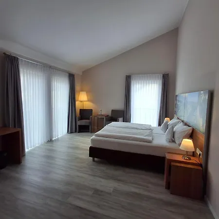 Linden's Pension-restaurant 招待所 3*